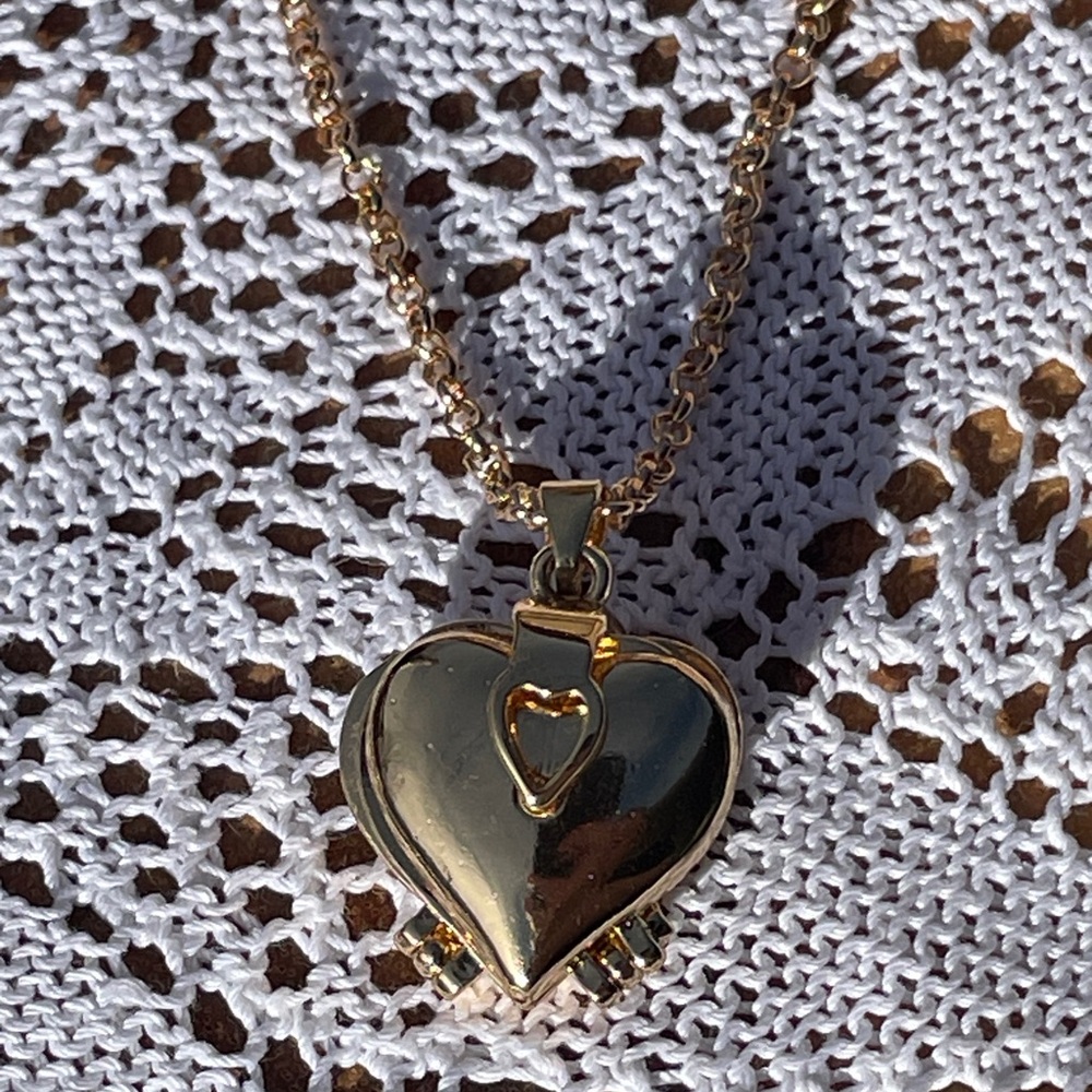 Golden Heart Locket Necklace flower shape fits 4 photos cool design gold gift - Picture 2 of 10